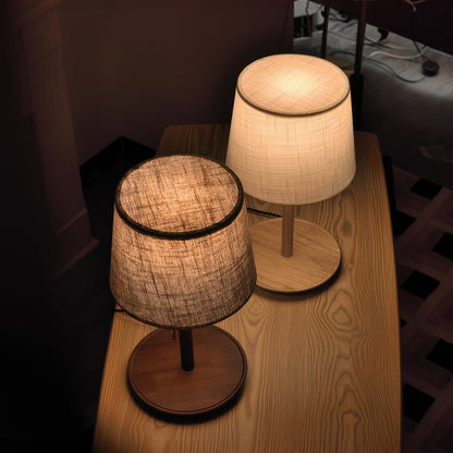 Nordische Walnusslampe | Elegante Tischleuchte mit Stoffschirm 5