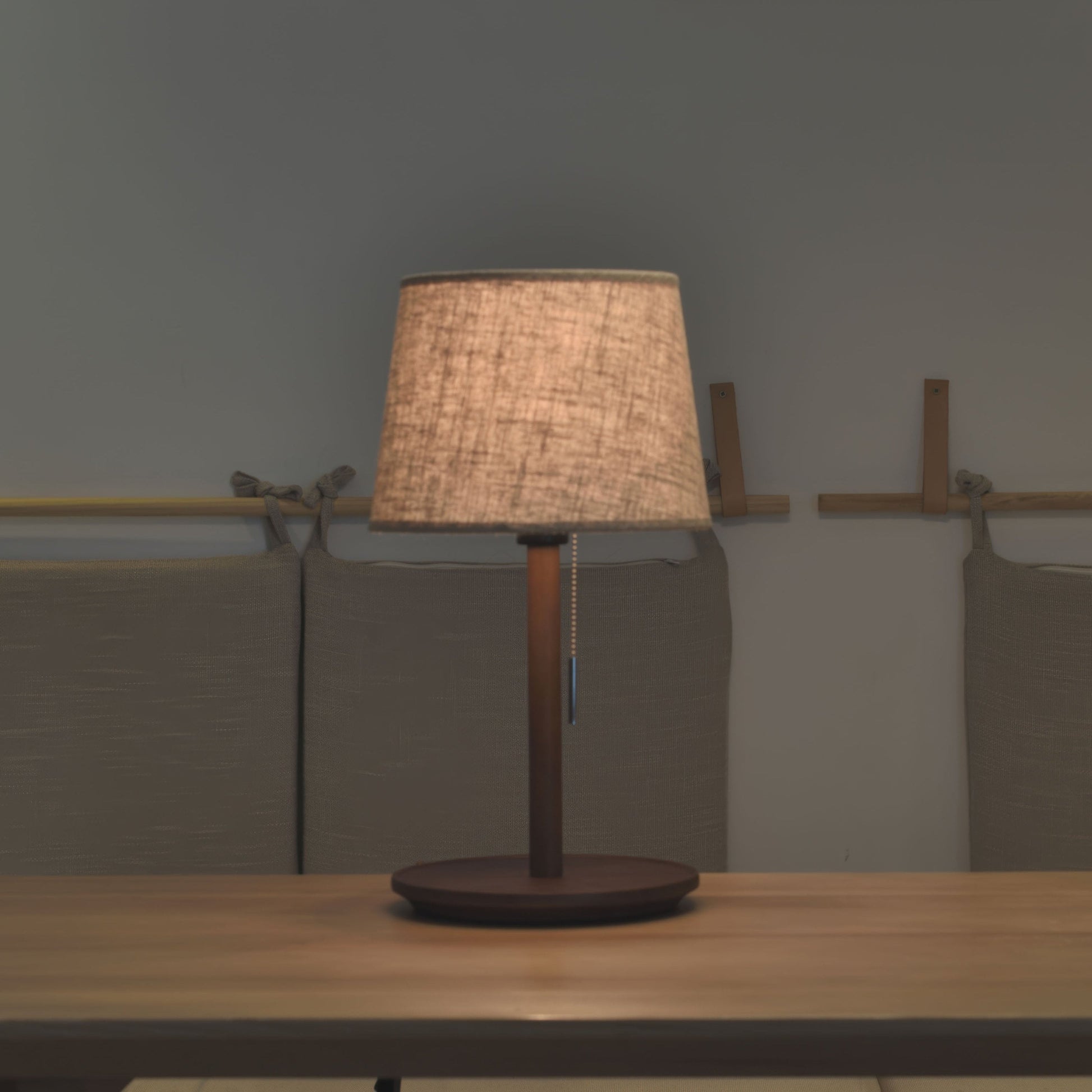Nordische Walnusslampe | Elegante Tischleuchte mit Stoffschirm 6