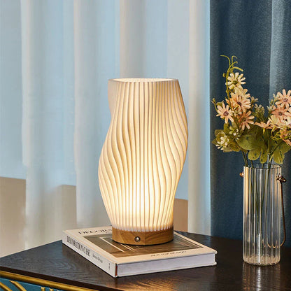 Serene Wavecrest | Moderne Tischlampe mit Wellenförmigem Schirm 4
