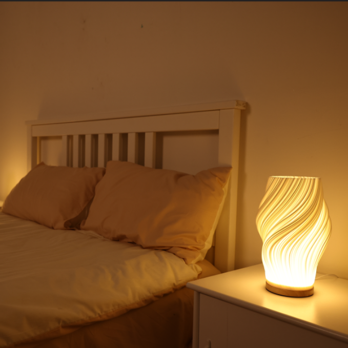 Serene Wavecrest | Moderne Tischlampe mit Wellenförmigem Schirm 6
